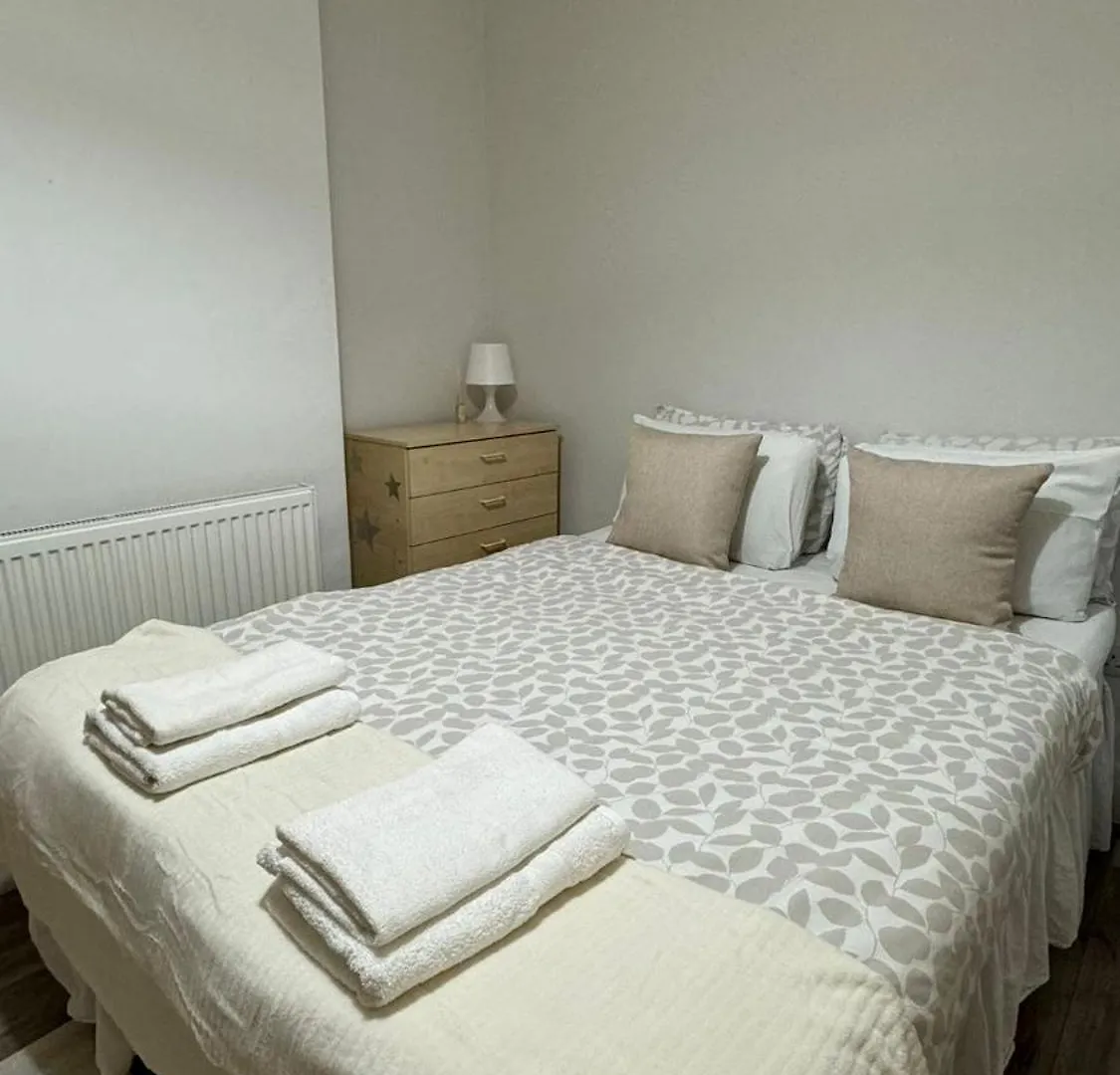 Spacious Double Room In Greater London Homestay